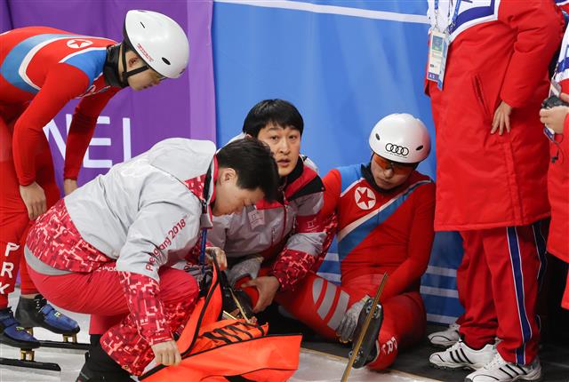 북한 쇼트트랙 최은성 선수가 2일 강원도 강릉 아이스아레나에서 가진 훈련 중 넘어져 괴로워하고 있다.  뉴스1