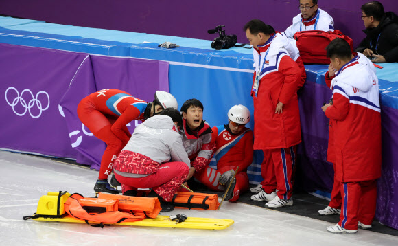 2018 평창동계올림픽에 출전하는 북한 쇼트트랙 대표팀의 최은성이 2일 오후 강원도 강릉 아이스아레나에서 훈련하던 중 미끄러져 부상에 고통스러워하고 있다.  연합뉴스