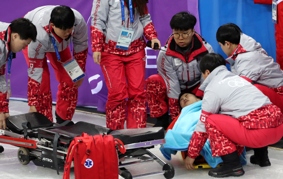 2018 평창동계올림픽에 출전하는 북한 쇼트트랙 대표팀의 최은성이 2일 오후 강원도 강릉 아이스아레나에서 훈련하던 중 미끄러져 넘어진 뒤 고통스러워하고 있다.  연합뉴스