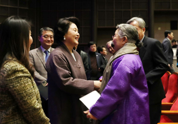 문재인 대통령 부인 김정숙 여사가 2일 오후 국립국악원 예악당에서 열린 국가무형문화재 1호인 ’종묘제례악’ 공연관람에 앞서 국악인 신영희 선생과 인사하고 있다.  평창 동계올림픽의 성공적인 개최를 위한 이날 공연에는 나종민 문체부 1차관을 비롯해 문화 예술계 인사들과 시민들이 함께했다.  청와대 제공=