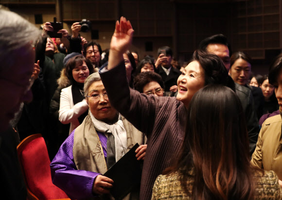문재인 대통령 부인 김정숙 여사가 2일 오후 국립국악원 예악당에서 열린 국가무형문화재 1호인 ’종묘제례악’ 공연관람에 앞서 시민들과 인사하고 있다.  평창 동계올림픽의 성공적인 개최를 위한 이날 공연에는 나종민 문체부 1차관을 비롯해 원로 국악인 신영희 선생 등 문화 예술계 인사들과 시민들이 함께했다.  청와대 제공