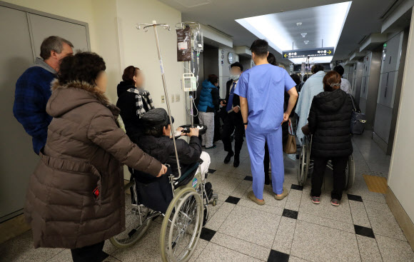 신촌 세브란스 화재 진압 뒤 복귀하는 환자들