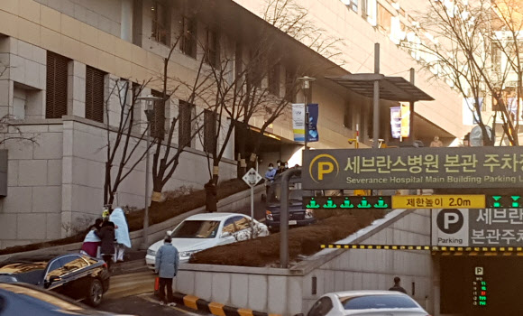 신촌 세브란스 화재로 대피하는 환자들
