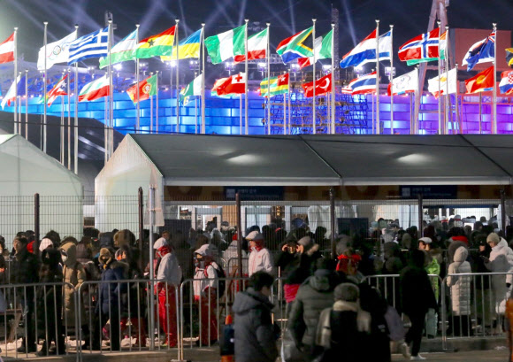 평창동계올림픽 개막을 6일 앞둔 3일 저녁 강원도 평창올림픽스타디움에서 열린 모의 개회식을 찾은 관람객들이 강추위 속에 줄지어 입장을 기다리고 있다. 2018.2.3 연합뉴스