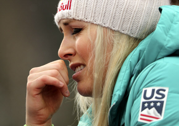 린지 본이 3일 독일 가르미슈 파르텐키르헨에서 열린 국제스키연맹(FIS) 월드컵 알파인 여자 활강 경기 도중 재클린 윌스가 넘어지자 안타까워하고 있다. 가르미슈 파르텐키르헨 AP 연합뉴스 