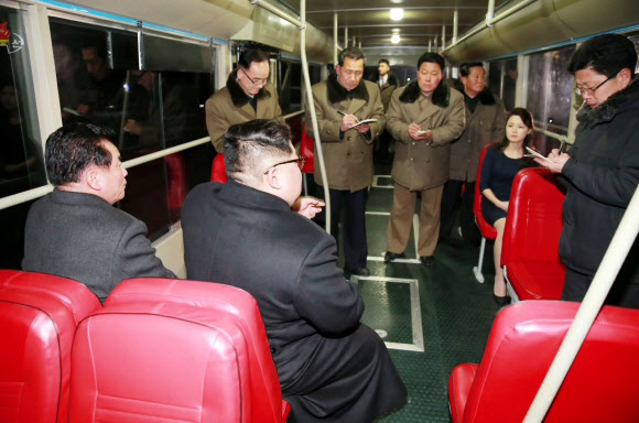 북한 김정은?리설주, 평양서 신형 트롤리버스 시승