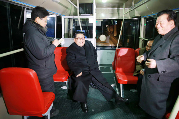 북한 김정은?리설주, 평양서 신형 트롤리버스 시승