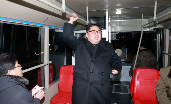 북한 김정은, 평양서 신형 트롤리버스 시승