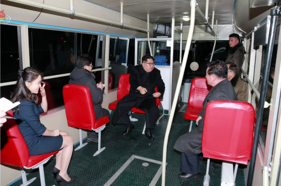 북한 김정은?리설주, 평양서 신형 트롤리버스 시승