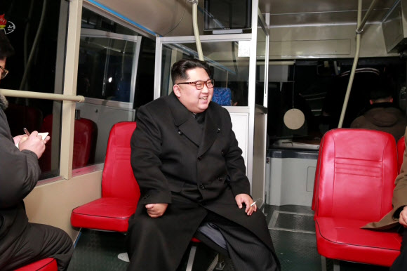 북한 김정은?리설주, 평양서 신형 트롤리버스 시승
