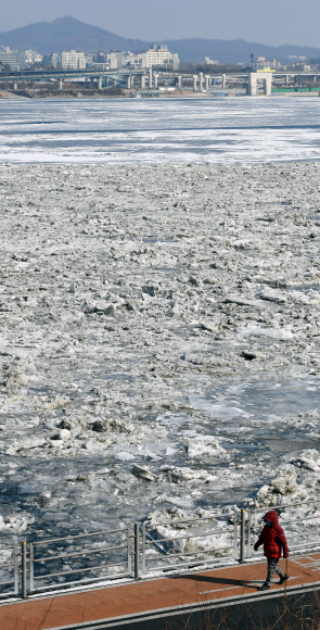 한강 얼음 둥둥…이번 주 중반까지 한파