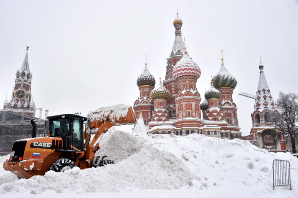 관측 이래 최다 폭설이 덮친 러시아 모스크바 붉은광장 크렘린궁 앞에서 4일(현지시간)중장비가 동원돼 눈을 치우고 있다. AFP 연합뉴스