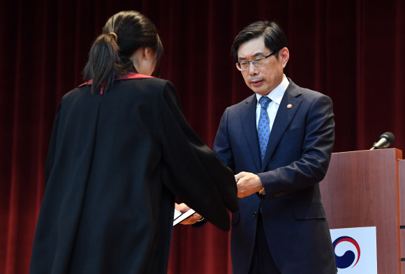 박상기 법무부장관이 5일 오전 경기도 과천시 정부과천청사에서 열린 신임검사 임관식에 참석해 신임검사들에게 임명장을 수여하고 있다. 손형준 기자 boltagoo@seoul.co.kr