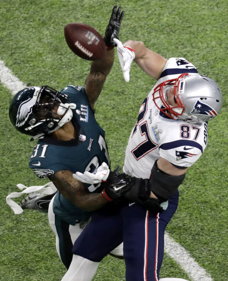 필라델피아 코너백 재런 밀스(왼쪽)가 5일 제52회 슈퍼볼 전반전 뉴잉글랜드의 타이트 엔드 로브 그론코프스키의 패스를 저지하고 있다. AP 연합뉴스