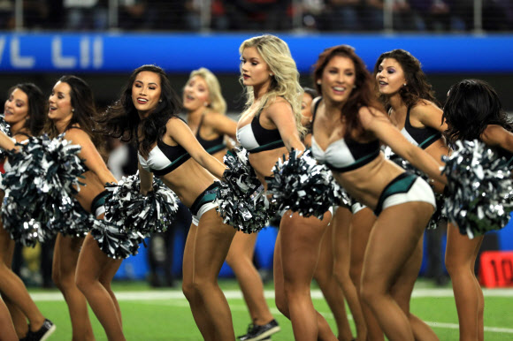 필라델피아 치어걸들이 5일 열린 뉴잉글랜드와의 슈퍼볼에서 아찔한 자태를 뽐내며 팀을 응원하고 있다. AFP 연합뉴스