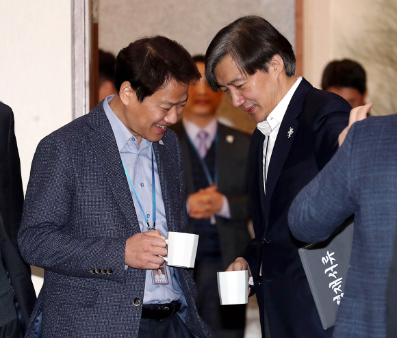 임종석 비서실장(왼쪽)과 조국 민정수석이 5일 오후 청와대 여민관에서 열린 수석보좌관회의에 앞서 얘기를 나누고 있다. 안주영 기자 jya@seoul.co.kr