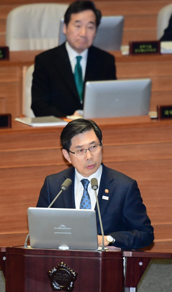5일 국회에서 열린 정치.외교.통일 분야 대정부 질문에서 박상기 법무부장관이 의원들의 질의에 답변을 하고 있다. 이종원 선임기자 jongwon@seoul.co.kr