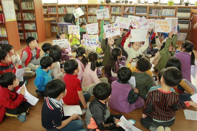 천장, 바닥, 벽 등을 친환경 자재로 바꾼 교실에서 서촌초등학교 학생들이 수업에 열중하고 있다.<br>대구시교육청 제공