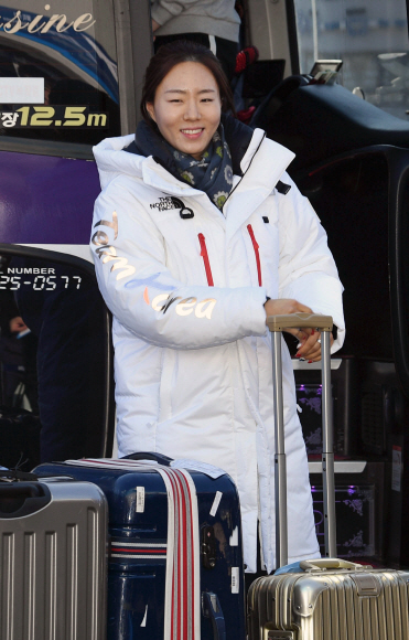 6일 강원도 강릉시 강릉선수촌으로 이상화 선수가 입촌하고 있다.  박지환 기자 popocar@seoul.co.kr