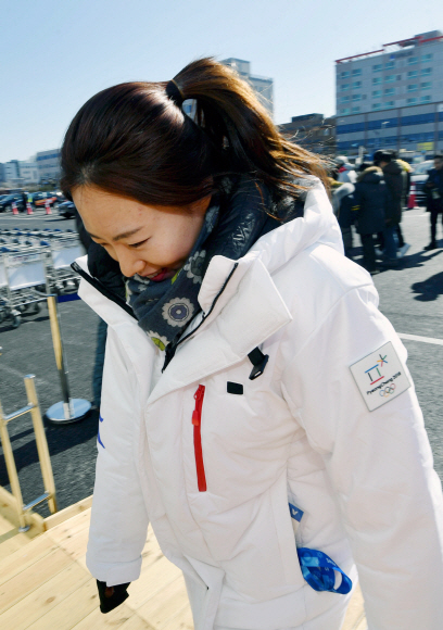 6일 강원도 강릉시 강릉선수촌으로 이상화 선수가 입촌하고 있다.  박지환 기자 popocar@seoul.co.kr