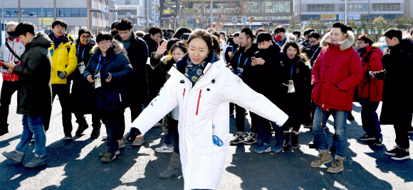 6일 강원도 강릉시 강릉선수촌으로 이상화 선수가 입촌하고 있다.  박지환 기자 popocar@seoul.co.kr