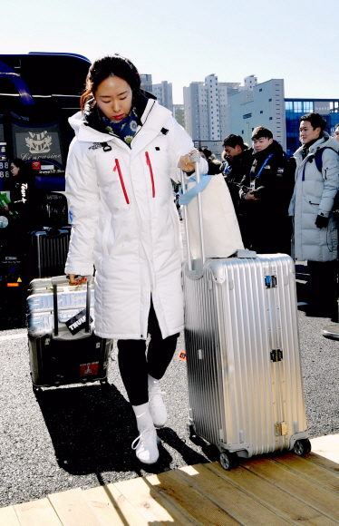 6일 강원도 강릉시 강릉선수촌으로 이상화 선수가 입촌하고 있다.  박지환 기자 popocar@seoul.co.kr