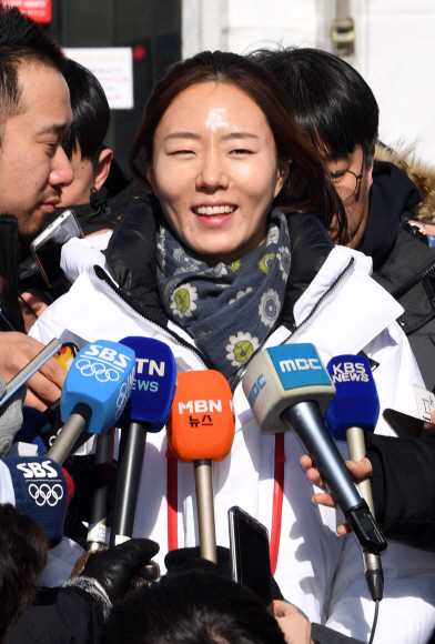 6일 강원도 강릉시 강릉선수촌에서 이상화선수가 기자들의 질문에 답하고 있다.  박지환 기자 popocar@seoul.co.kr