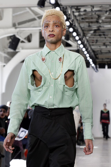 5일(현지시간) 미국 뉴욕에서 열린 뉴욕 패션위크 중 패션브랜드 ‘Sanchez-Kane’의 2018 가을 컬렉션을 선보이는 무대에서 한 모델이 가슴 부위가 뚫린 셔츠를 입고 런웨이를 걷고 있다.<br>AP 연합뉴스