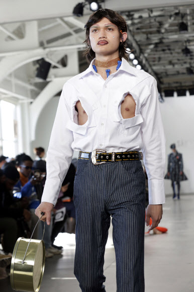 5일(현지시간) 미국 뉴욕에서 열린 뉴욕 패션위크 중 패션브랜드 ‘Sanchez-Kane’의 2018 가을 컬렉션을 선보이는 무대에서 한 모델이 가슴 부위가 뚫린 셔츠를 입고 런웨이를 걷고 있다.<br>AP 연합뉴스