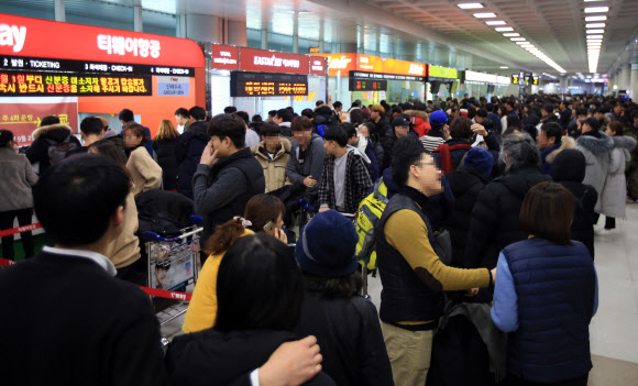 북적이는 제주공항 발권 카운터