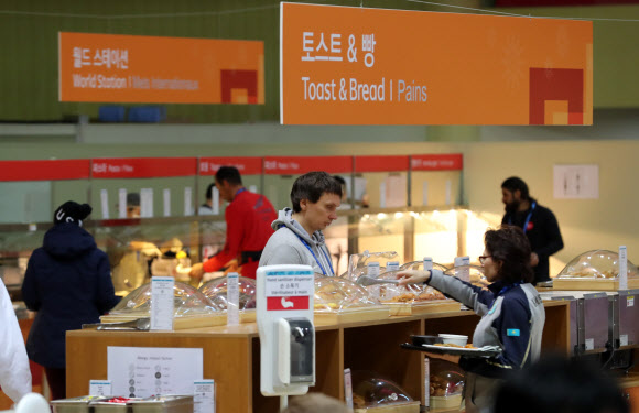 선수 식당을 찾은 각국 선수들이 자율 배식을 통해 세계 각국의 다양한 음식을 맛보고 있다.  연합뉴스