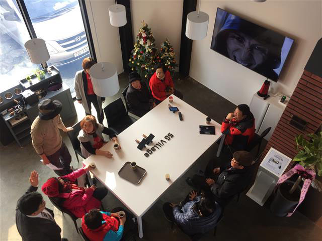 의야지바람마을을 찾은 관광객들이 스크린과 테이블을 이용해 가상 마을 관광을 체험하고 있다.<br>의야지바람마을 제공