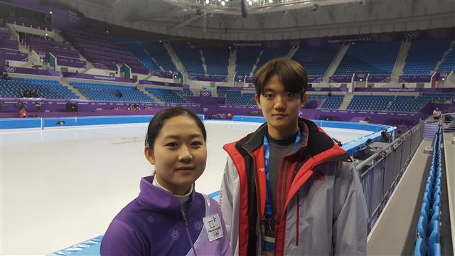 평창동계올림픽 피겨스케이팅 경기가 열리는 강릉 아이스아레나에서 ‘아이스 패처’로 활동하고 있는 장현수(왼쪽), 김상우.
