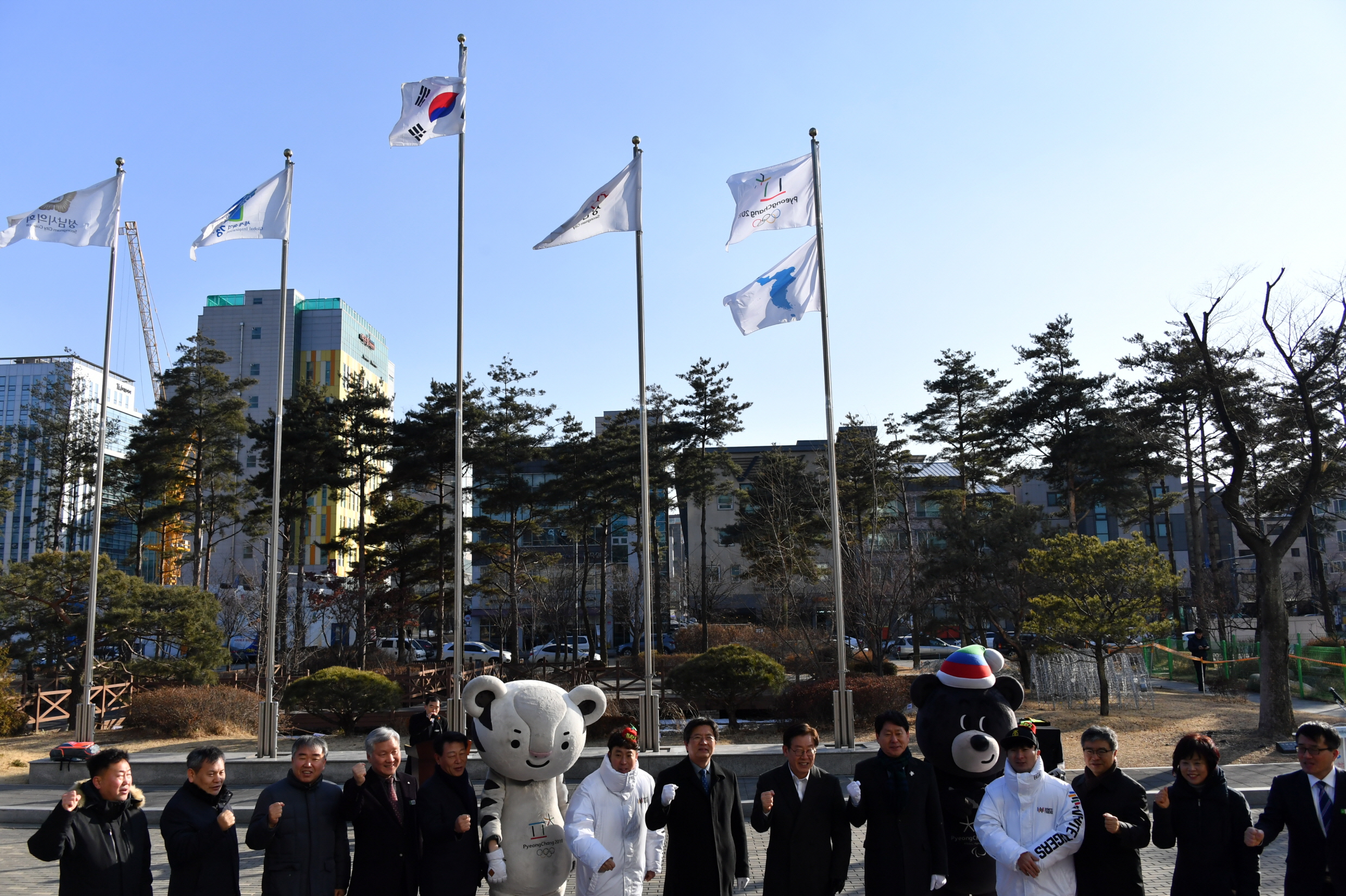 성남시청 광장에 6일 오후 게양된 한반도기와 평창 올림픽기. 성남시는 3년 9개월 동안 내걸었던 세월호기를 내리고 평화와 통일을 염원하는 한반도기를 게양했다.        (성남시 제공) 