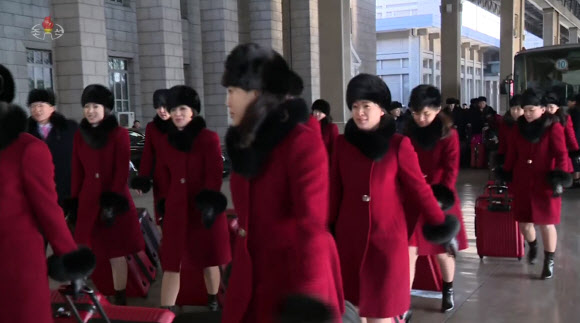 북한 조선중앙TV는 6일 오후 5시 30분께 남쪽을 방문하는 북한 예술단이 전날 평양을 출발하는 모습의 영상을 공개했다. 사진은 여성 예술단원들이 평양역사 플랫홈에서 이동하는 모습. 모두 고급스러운 선홍색의 외투와 검은색 목도리, 검은색 털모자, 굽 높은 부추 등으로 ’중무장’했지만, 스커트를 입고 스타킹을 신은 모습이었다. 이들은 비교적 큰 붉은색 여행용 가방을 하나씩 끌었다.  연합뉴스