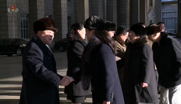 북한 조선중앙TV는 6일 오후 5시 30분께 남쪽을 방문하는 북한 예술단이 전날 평양을 출발하는 모습의 영상을 공개했다. 사진은 예술단 배웅에 나선 박광호 노동당 부위원장 겸 선전선동부장(맨 왼쪽)이 현송월 삼지연관현악단 단장과 악수하는 모습.  연합뉴스