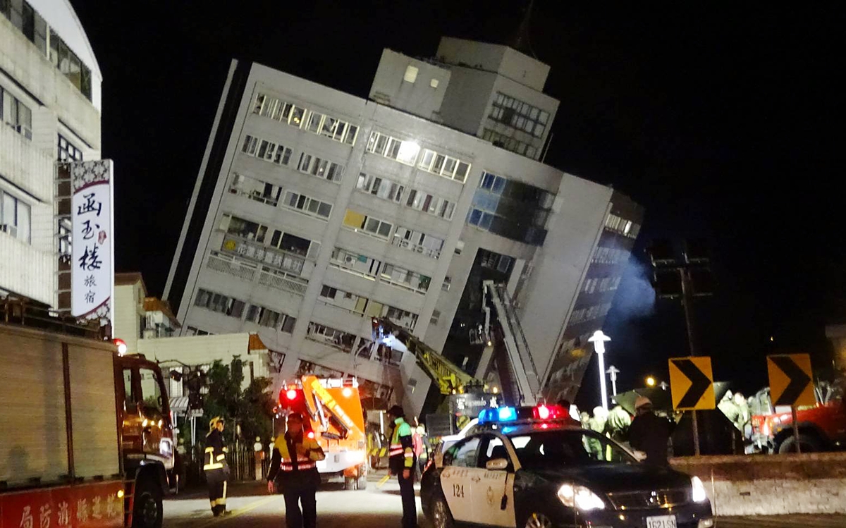 대만 지진으로 호텔 건물 붕괴 피해