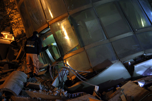 6일(현지시간) 밤 대만 동부 화롄 지역에서 발생한 규모 6.4의 강진으로 최소 2명이 숨지고 200명 이상이 다쳤다. 구조대원들이 지진으로 무너진 건물에서 피해자를 수색하고 있다. EPA 연합뉴스