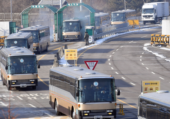 김일국 체육상을 비롯한 북한 민족올림픽위원회(NOC) 관계자와 응원단, 태권도시범단 등 280명이 탑승한 차량이 7일 오전 경기 파주시 남북출입사무소로 들어서고 있다.  사진공동취재단