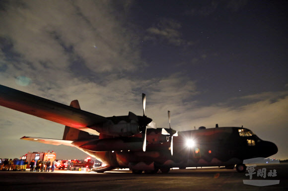 지진 피해 구호품 실은 대만 군 수송기
