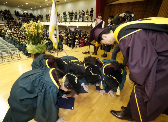 선생님에게 절하는 졸업생들