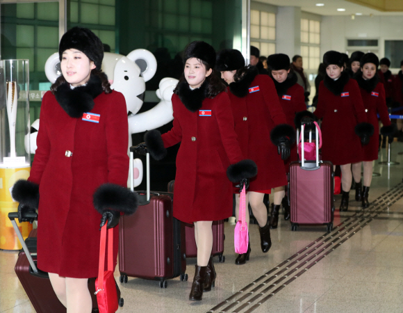 북한 응원단 단원들이 7일 오전 경기도 파주시 남북출입사무소를 통해 입경하며 버스에 탑승하고 있다.  사진공동취재단