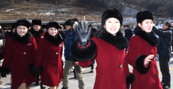 7일 경의선 육로를 통해 입국한 북한응원단원들이 경기도 가평 가평휴게소에서 휴식을 취하기 위해 이동하고 있다. 2018. 02. 07 박지환 기자 popocar@seoul.co.kr
