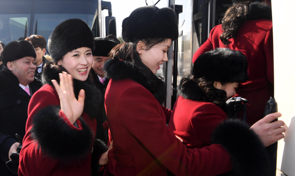 7일 경의선 육로를 통해 입국한 북한응원단원들이 경기도 가평 가평휴게소에서 휴식을 마치고 버스에 오르고 있다. 2018. 02. 07 박지환 기자 popocar@seoul.co.kr