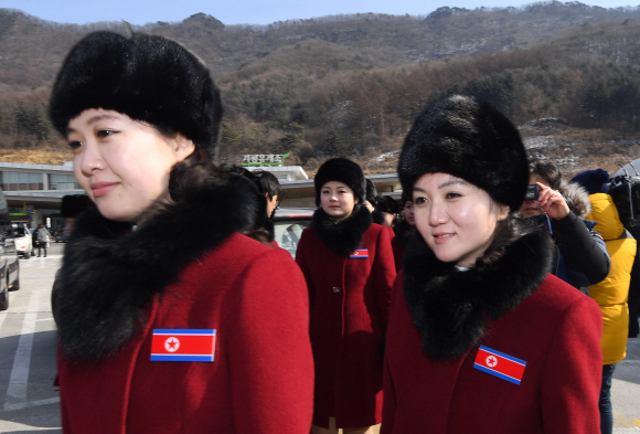 7일 경의선 육로를 통해 입국한 북한응원단원들이 경기도 가평 가평휴게소에서 휴식을 취하기 위해 이동하고 있다. 2018. 02. 07 박지환 기자 popocar@seoul.co.kr