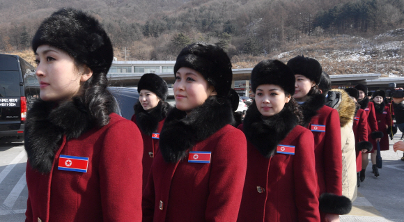 7일 경의선 육로를 통해 입국한 북한응원단원들이 경기도 가평 가평휴게소에서 휴식을 취하기 위해 이동하고 있다. 2018. 02. 07 박지환 기자 popocar@seoul.co.kr