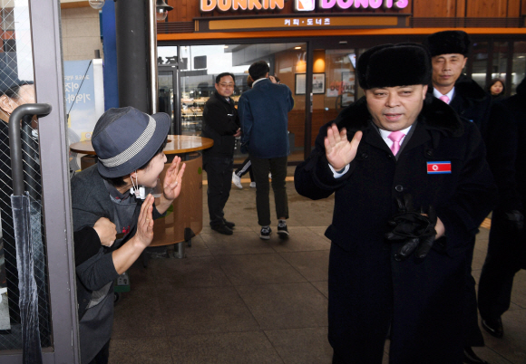 7일 경의선 육로를 통해 입국한 북한응원단원들이 경기도 가평 가평휴게소에서 휴식을 마치고 버스로 향하던 중 한국시민이 반갑게 인사하자 그에 답례하고 있다. 2018. 02. 07 박지환 기자 popocar@seoul.co.kr