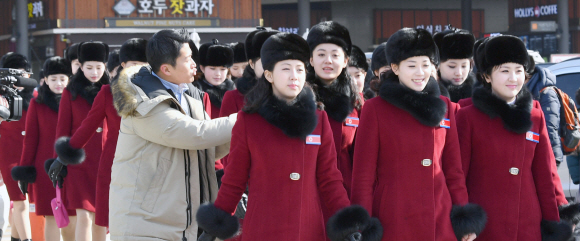 7일 경의선 육로를 통해 입국한 북한응원단원들이 경기도 가평 가평휴게소에서 휴식을 취하기 위해 이동하고 있다. 2018. 02. 07 박지환 기자 popocar@seoul.co.kr