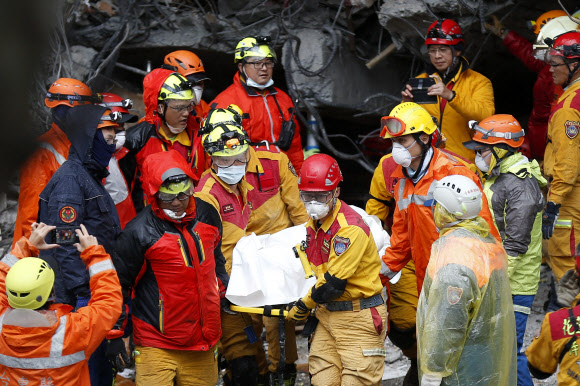 대만 지진 시신 수습하는 구조대원들