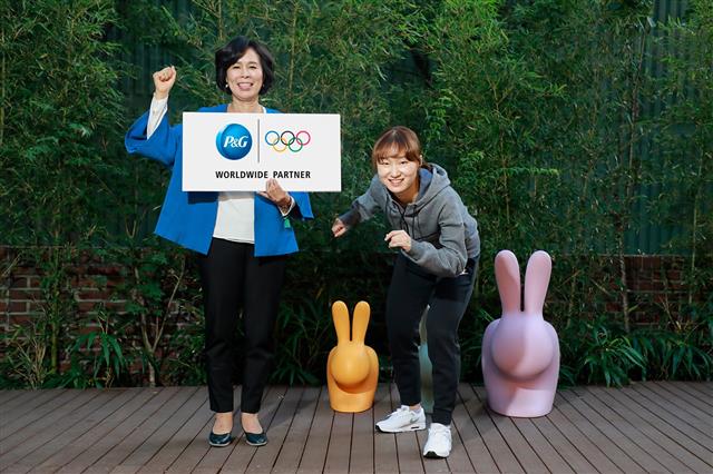한국P&G가 후원하는 2018 평창동계올림픽 대한민국 쇼트트랙 국가대표 최민정(오른쪽) 선수가 자신의 어머니와 함께 포즈를 취하고 있다. 한국P&G 제공
